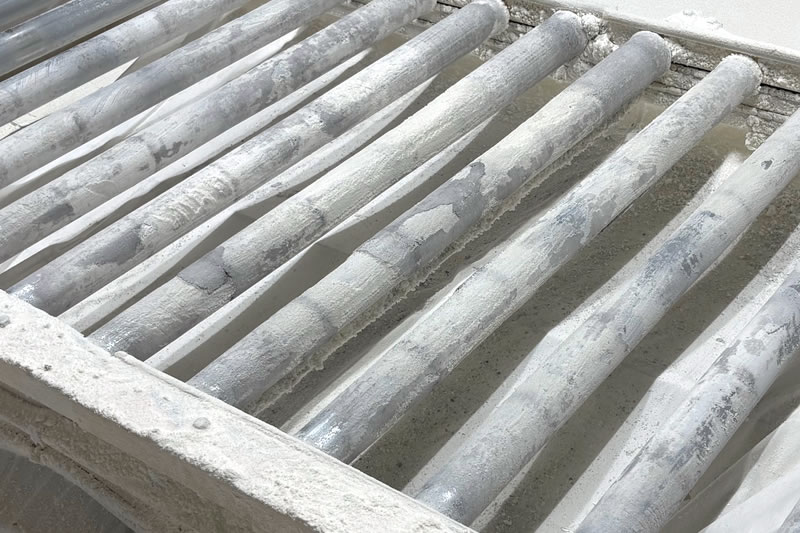 金属ローラーの接着剤、塗料を取れやすくするフッ素コーティング加工施工前