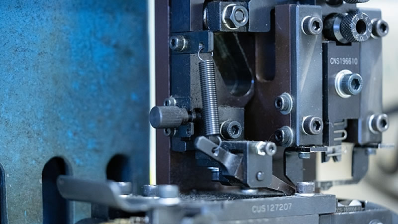 産業設備・工作機械にプレコート加工が使用されている